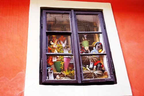 Immagine con finestra, pupazzi, bianco, rosso, giocattoli, vetri