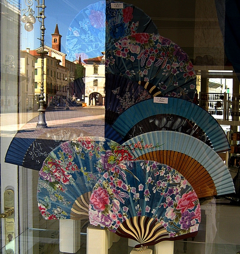 Immagine con ventagli, vetrina, campanile, piazza, riflesso, lampione, riflessi, colori, ventaglio, vetro, negozio