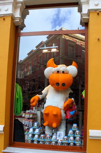 Immagine con vetrina, mucca, riflesso, arancione, palazzo, bianco, pupazzo, finestra, vetro, arancio