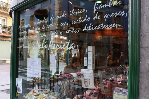 Immagine con vetrina, negozio, scritte, riflesso, riflessi, donna, verde, scritta