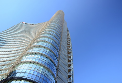 Immagine con grattacielo, cielo, azzurro, vetro, finestre, milano, curve, vetri, vetrate, prospettiva