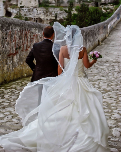 Immagine con sposi, velo, bianco, bouquet, matrimonio, fiori, strada, sposa, abito