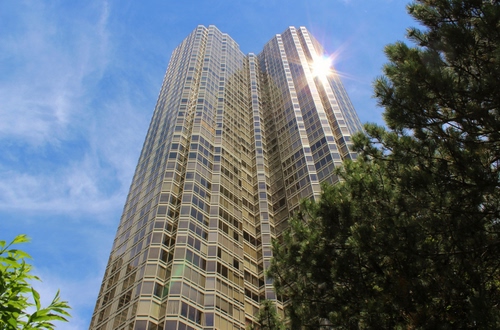 Immagine con grattacielo, alberi, finestre, cielo, riflesso, verde, vetro, albero, sole