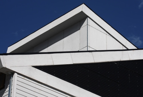 Immagine con cielo, bianco, geometrie, casa, geometrico, tetto, blu, ombra, nero, angoli, triangolo