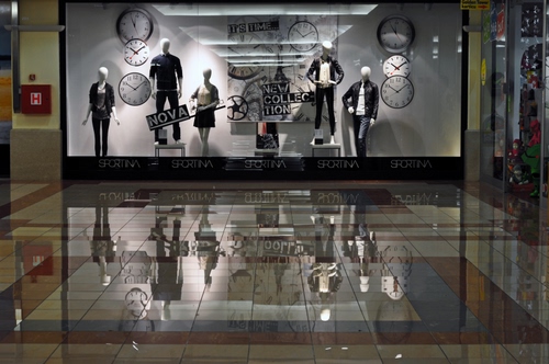 Immagine con vetrina, manichini, orologi, riflesso, pavimento, riflessi, negozio