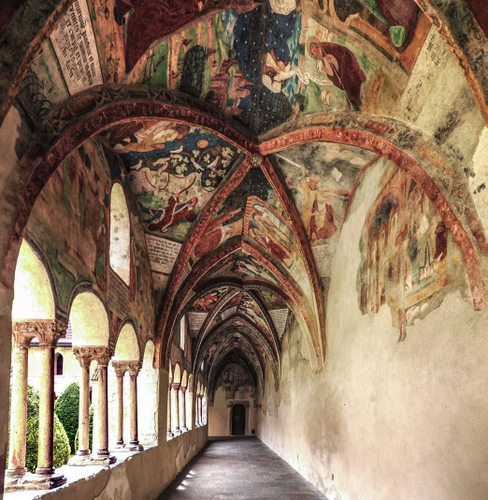 Immagine con colonne, affreschi, portico, archi, porta, volta, dipinti, chiostro, volte