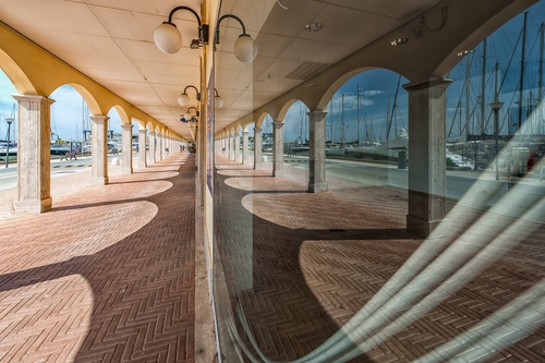 Immagine con riflesso, archi, portico, lampioni, ombre, colonne, pilastri, specchio