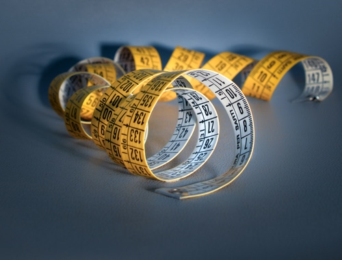 Immagine con numeri, metro, giallo, spirale, bianco, centimetri, sarta