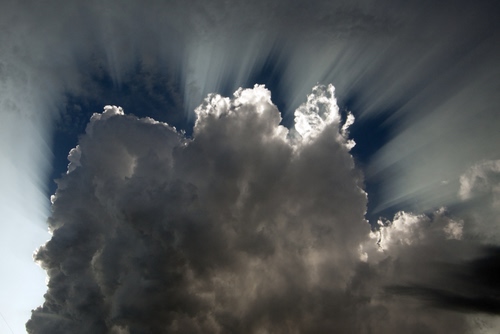 Immagine con raggi, cielo, nuvole, bianco, nuvola, controluce, sole, blu