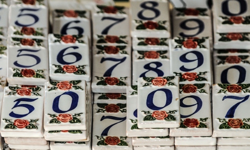 Immagine con numeri, fiori, ceramica, cinque, cifre, zero, rose, fiore, blu, tavolette, bianco