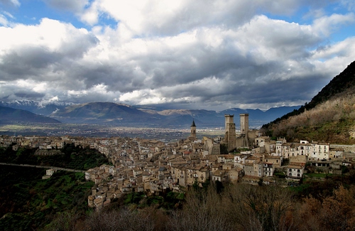 Immagine con nuvole, panorama, montagne, torri, paese, paesaggio, città, campanile, case