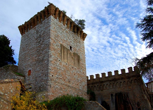 Immagine con torre, nuvole, merli, castello, cielo, albero, alberi