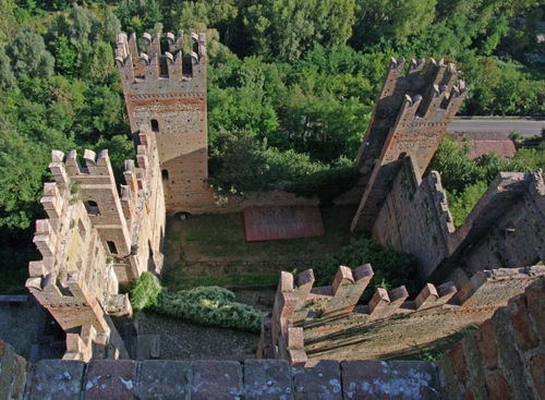 Immagine con castello, merli, alberi, torri, verde, rudere, piante