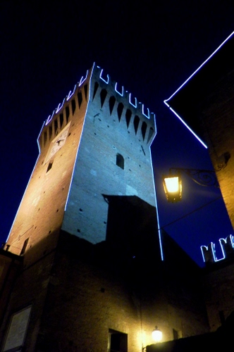 Immagine con torre, lampione, luci, merli, notte, notturno, luminarie, ombra, luce