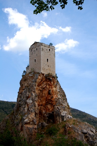 Immagine con cielo, nuvole, roccia, torre, rocca, azzurro, montagna, castello, fortificazione, fortezza