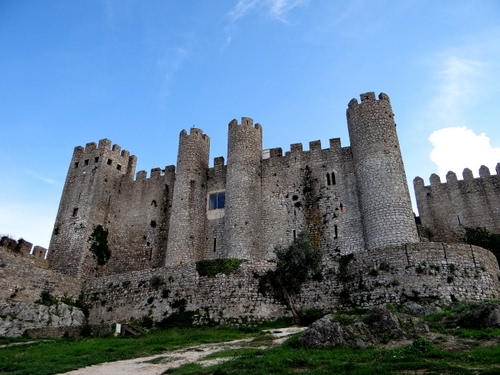 Immagine con castello, merli, torri, cielo, finestre, verde, strada, mura, pietre, erba