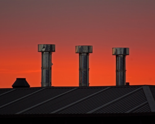 Immagine con comignoli, tre, tetto, rosso, tramonto, acciaio