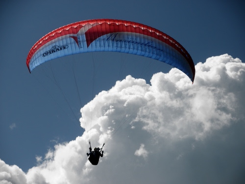 Immagine con nuvole, rosso, cielo, parapendio, volare, deltaplano, nuvola, bianco, lancio, sport, azzurro, paracadute