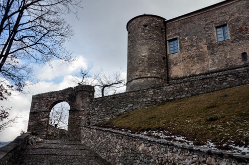 Immagine con castello, arco, torre, nuvole, albero, finestre, mura, scala, cielo