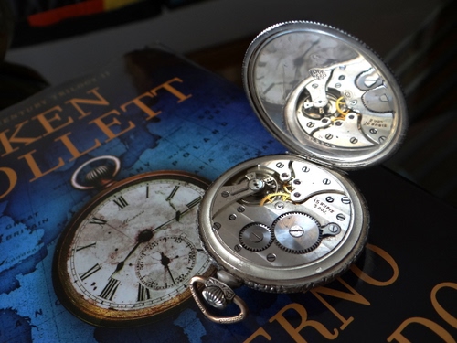 Immagine con riflesso, orologio, orologi, libro, ingranaggi, cipolla, tempo, ore, ingranaggio, lancette