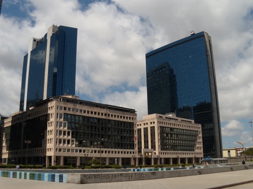 Immagine con nuvole, grattacieli, cielo, palazzi, riflesso, finestre, vetri, riflessi, grattacielo, vetro, bianco, architettura, azzurro