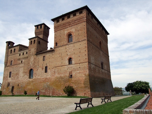 Immagine con castello, panchine, torri, torre, panchina, uomo, nuvole, prato, medioevo, finestre, alberi