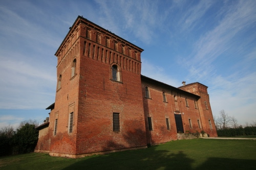 Immagine con castello, prato, finestre, cielo, torre, nuvole, torri, fortezza, alberi