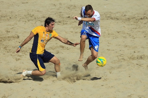 Immagine con sabbia, sport, calcio, pallone, palla, calciatori, due, spiaggia, atleti