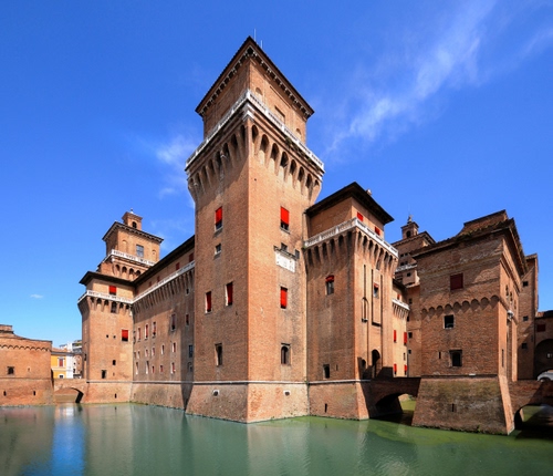 Immagine con castello, acqua, finestre, torri, cielo, ponti, fossato, ferrara, azzurro, nuvole, torre, archi, ponte