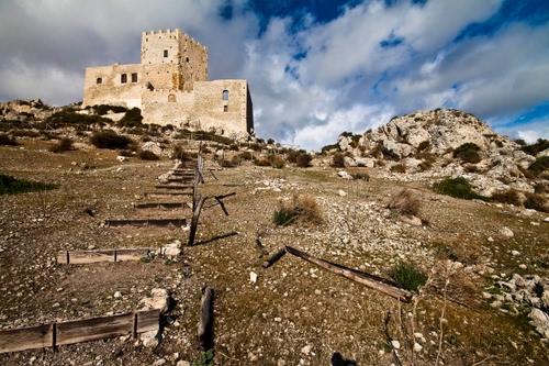 Immagine con castello, nuvole, rocce, cielo, sassi, scalinata, scala, terra, panorama, torre