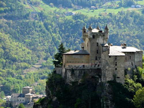 Immagine con castello, torri, verde, rocca, alberi, montagna, aosta, valle, rupe, mura, panorama, maniero, torre