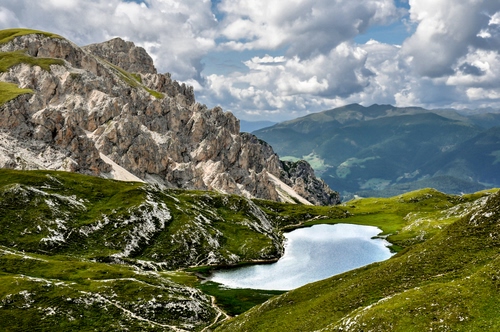 Immagine con lago, nuvole, verde, montagna, montagne, rocce, panorama, paesaggio