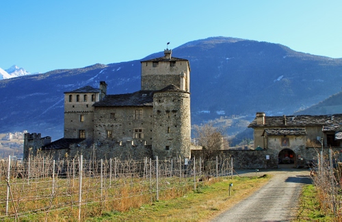 Immagine con castello, montagna, strada, vigneto, cielo, filari, inverno, torre, torri