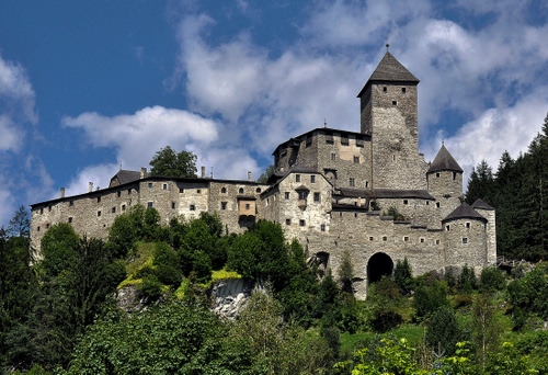 Immagine con castello, nuvole, cielo, alberi, torri, rocca, grigio, paesaggio, mura
