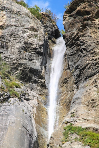 Immagine con cascata, acqua, rocce, roccia, cielo, nuvole, verde, piante, montagna, erba, gola, natura, azzurro, cascate, ruscello, bianco