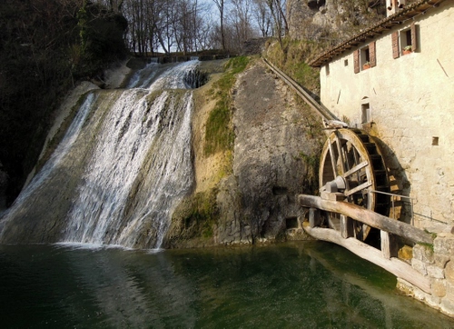 Immagine con mulino, acqua, ruota, cascata, finestre, roccia, casa