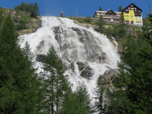 Immagine con alberi, cascata, acqua, casa, verde, albergo, roccia, rocce, bianco