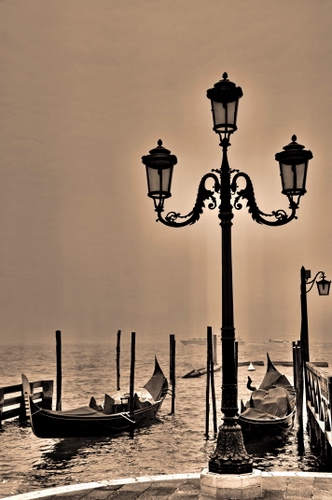 Immagine con lampione, gondole, mare, venezia, pali, lampioni, gondola, bianconero