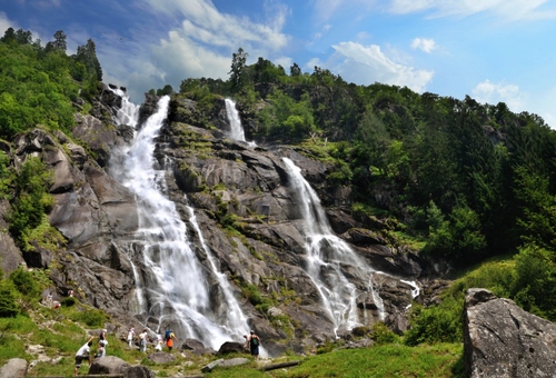 Immagine con alberi, acqua, cascata, rocce, cielo, montagna, verde, cascate, nuvole, roccia