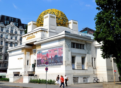 Immagine con persone, cupola, oro, palazzo, bianco, liberty, vienna, finestre, murales, bicicletta, monumento, passanti