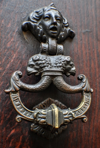 Immagine con batacchio, porta, ferro, legno, faccia, battiporta, battente, bronzo, viso