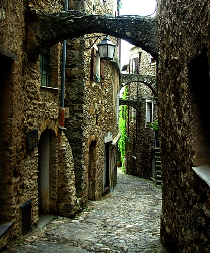 Immagine con vicolo, archi, lampione, arco, borgo, porte, scala, finestre, pietre