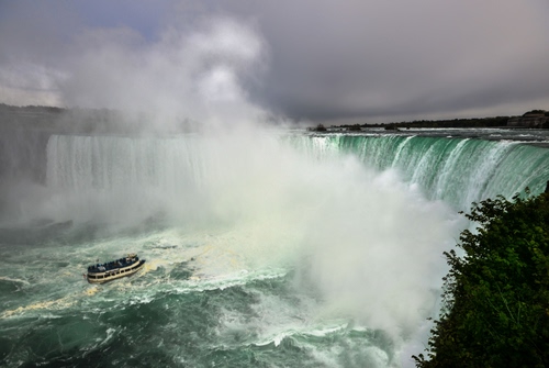 Immagine con acqua, cascata, barca, fiume, onde, cascate, battello, imbarcazione, niagara, spruzzi