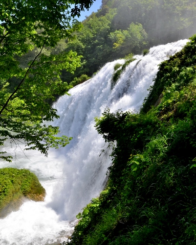 Immagine con acqua, verde, cascata, alberi, bianco, montagna, spuma, cascate
