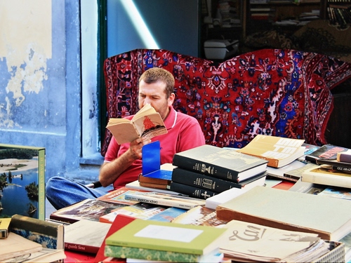 Immagine con libri, tappeto, leggere, lettore, tavolo, lettura, libro, bancarella