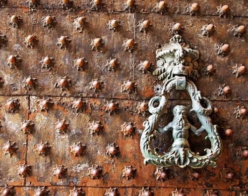 Immagine con batacchio, porta, ferro, chiodi, legno, portone, battiporta, metallo, bronzo, figura