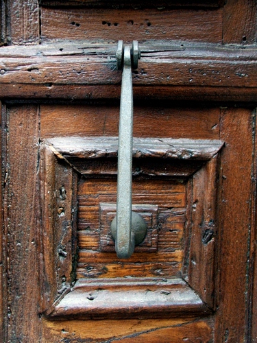 Immagine con legno, quadrato, porta, portone, ferro, marrone, ottone, metallo, batacchio, maniglia, battiporta, battente