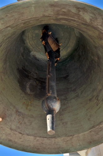 Immagine con campana, batacchio, bronzo, ferro, azzurro, cielo, suono, interno