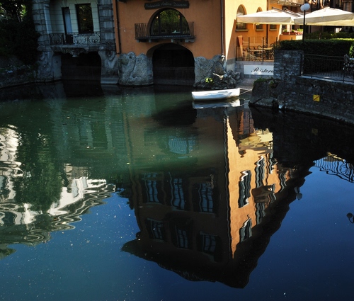 Immagine con riflesso, acqua, barca, casa, ristorante, lago, canale, finestre