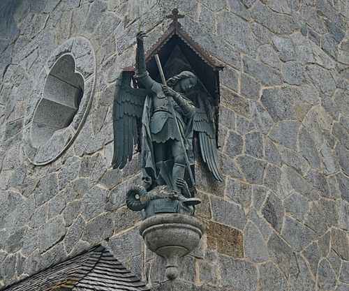 Immagine con angelo, ali, statua, drago, angolo, muro, edicola, arcangelo, bronzo